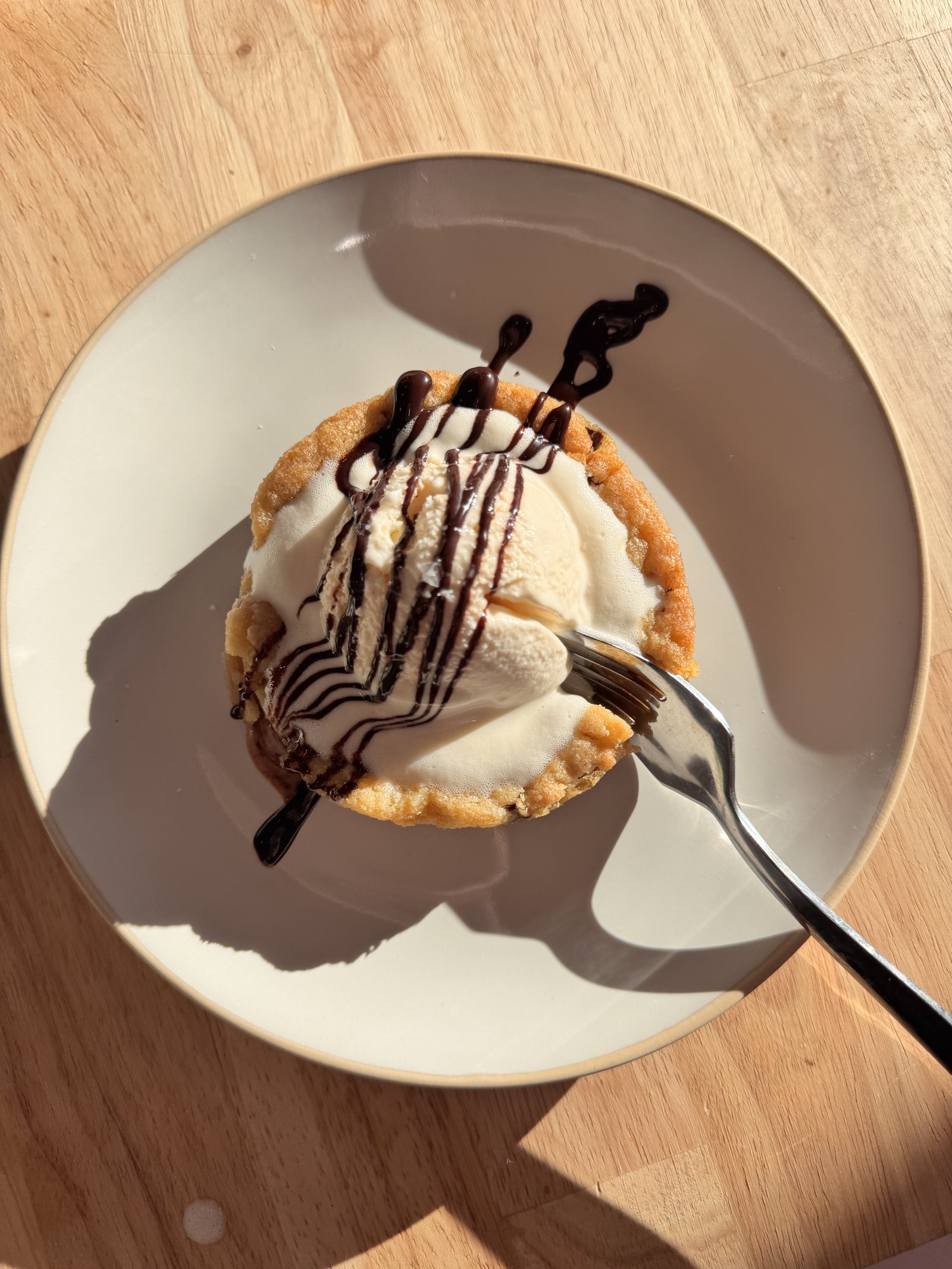 Cookie tart with ice cream, ready to eat